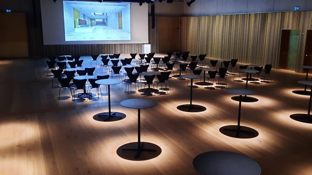 Festsaal_einzelne Tische und Licht