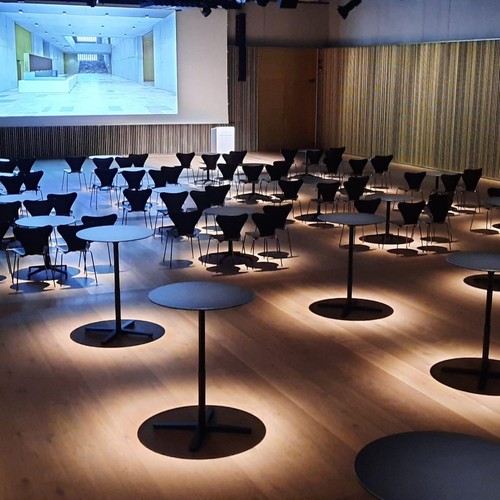 Festsaal_einzelne Tische und Licht